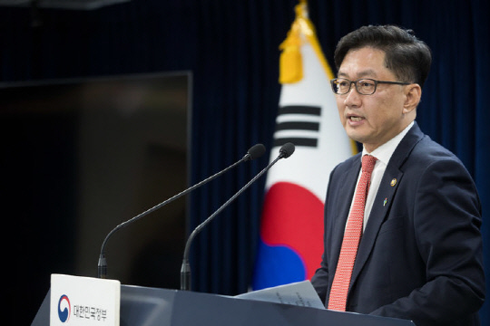 류광준 과기정통부 과학기술혁신본부장이 26일 오후 서울 종로구 정부서울청사에서 '2025년도 국가연구개발사업 예산 배분조정(안)' 관련 브리핑을 하고 있다. 과기정통부 제공